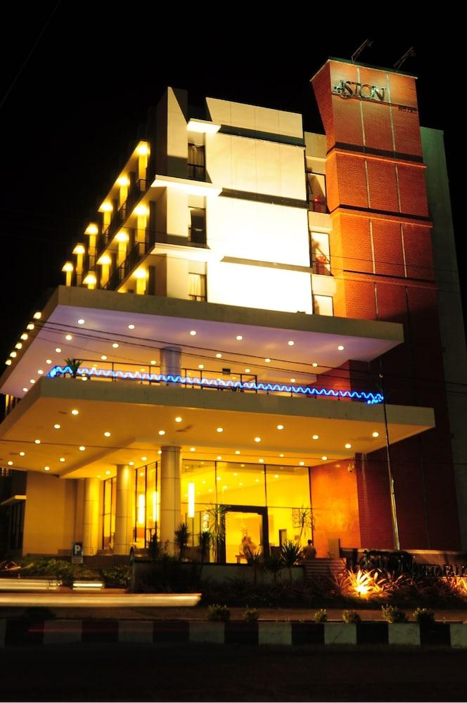 Aston Ketapang City Hotel Extérieur photo